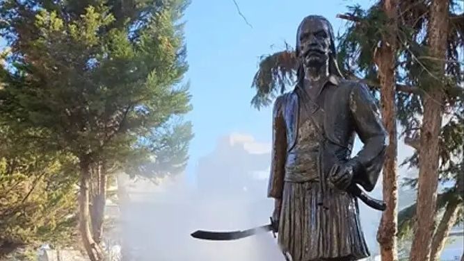 Θεσσαλονίκη: Χειροπέδες σε ανήλικο που βανδάλισε το άγαλμα του ήρωα Αντώνη Κατσαντώνη