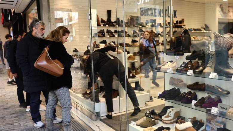 Πότε κάνουν «πρεμιέρα» οι χειμερινές εκπτώσεις - Τι να προσέξουν οι καταναλωτές