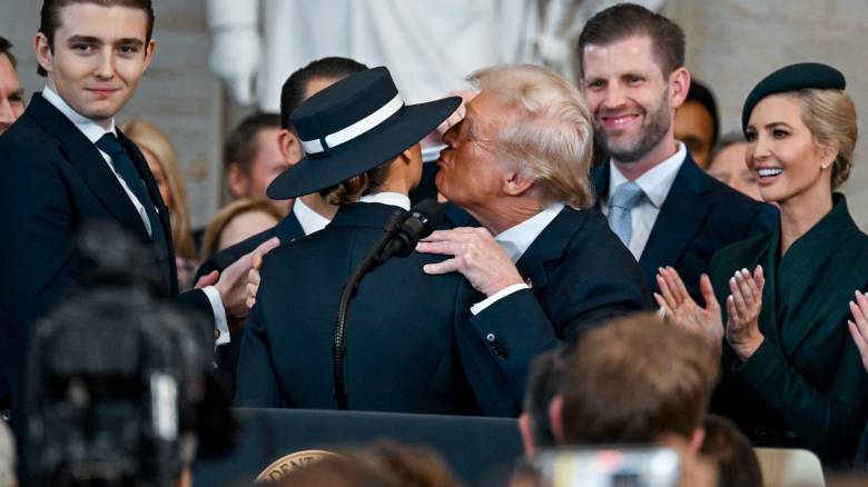 Ορκωμοσία Τραμπ: Στον... αέρα το φιλί του Τραμπ στη Μελάνια λόγω του καπέλου της