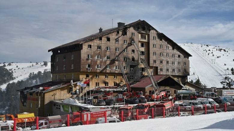 Τέσσερις συλλήψεις για την πυρκαγιά με τους 66 νεκρούς στην Τουρκία