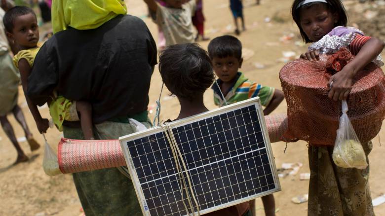 Ηλιακά σακίδια πλάτης βοηθούν τους μαθητές της Τανζανίας να διαβάσουν στο σκοτάδι