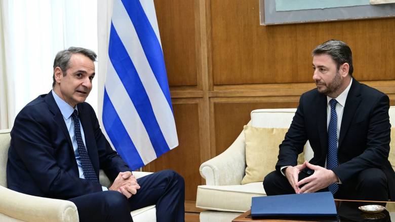 Κυβέρνηση για ΠΑΣΟΚ και συνεργασίες: «Μόνοι τους καίγονται» - Ενίσχυση της ΝΔ βλέπουν οι δημοσκόποι