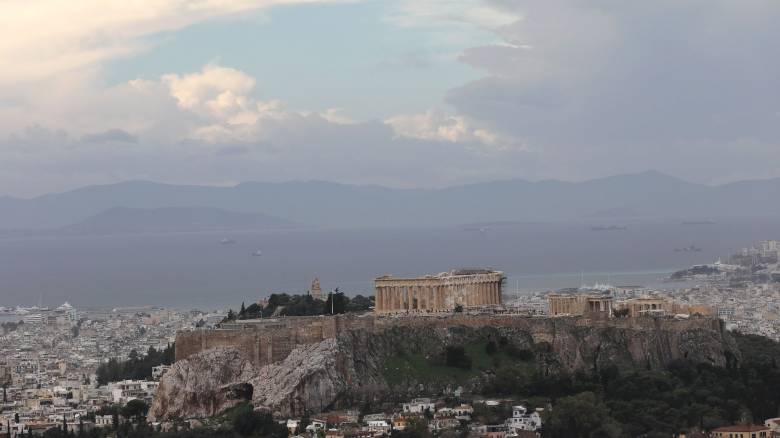 Καιρός: Συννεφιές και τοπικές βροχές στη νησιωτική χώρα - Στους 19 βαθμούς ο υδράργυρος