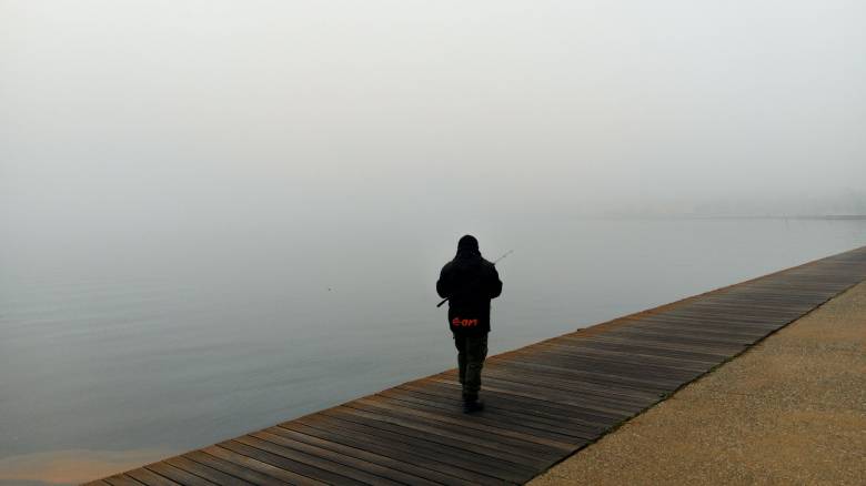 Πυκνή ομίχλη σκέπασε την παραλία της Θεσσαλονίκης - Απόκοσμες εικόνες στην πόλη