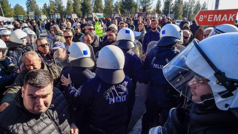 Τραυματίστηκε αστυνομικός στα επεισόδια με τους αγρότες στην Καρδίτσα - Η ανακοίνωση της ΕΛΑΣ