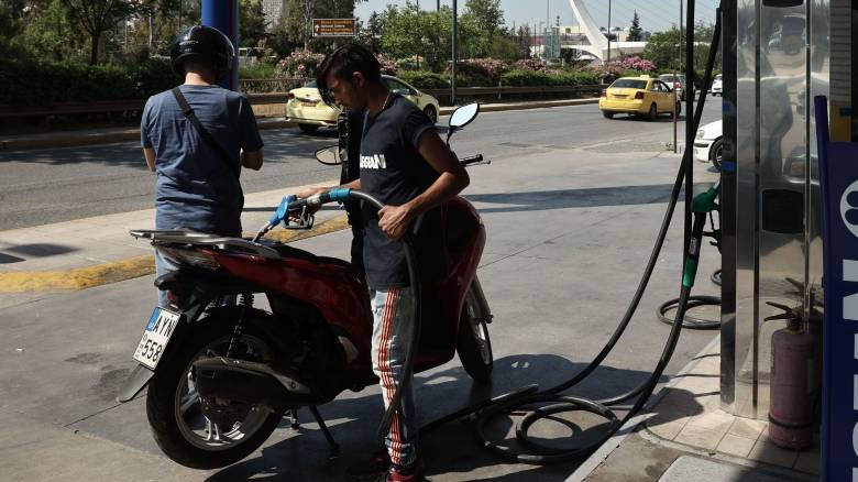 Βενζίνη «τέλος» για μοτοσυκλετιστές χωρίς κράνος - Συμφώνησαν υπουργείο και βενζινοπώλες