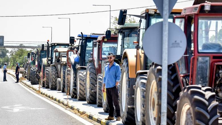 «Ζεσταίνουν μηχανές» οι αγρότες: Μπλόκα από τον Έβρο μέχρι την Κρήτη - Τα αιτήματά τους