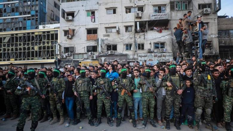 Μαχητές της Χαμάς και πλήθος Παλαιστινίων στο σημείο παράδοσης των τεσσάρων Ισραηλινών ομήρων