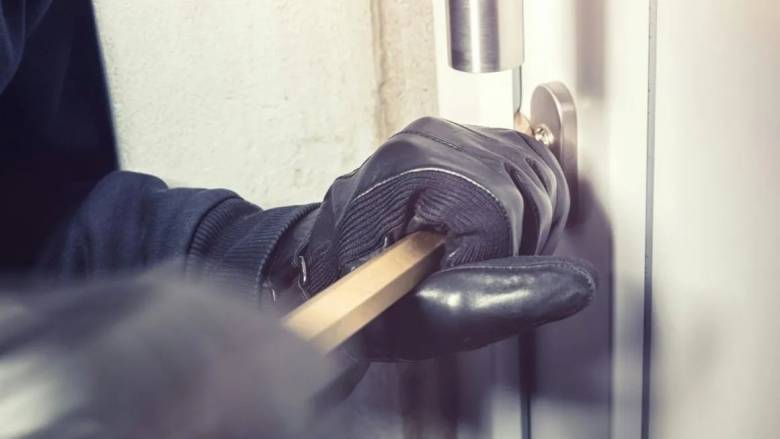 Στα χέρια της αστυνομίας 58χρονος διαρρήκτης - Έβαζε στο στόχαστρο σπίτια και αυτοκίνητα στη Ραφήνα