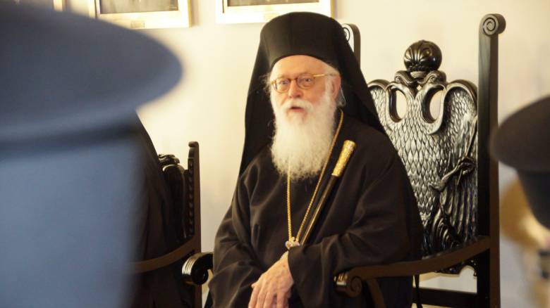 Σε λαϊκό προσκύνημα στη Μητρόπολη το σκήνωμα του Αναστάσιου - Τρισάγιο από τον Ιερώνυμο