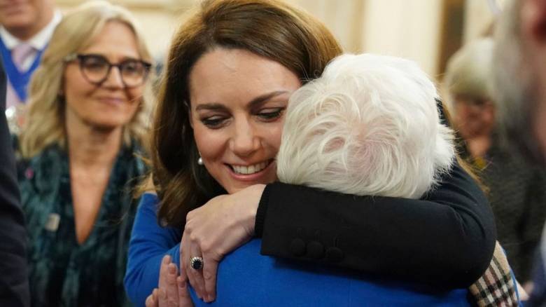 Ο πρίγκιπας Γουίλιαμ και η Κέιτ αγκαλιάζουν τους επιζήσαντες του Ολοκαυτώματος