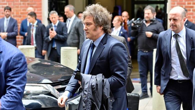 Ο Μιλέι υπερασπίστηκε τον Μασκ για τον αμφιλεγόμενο χαιρετισμό σε τελετή μνήμης για το Άουσβιτς