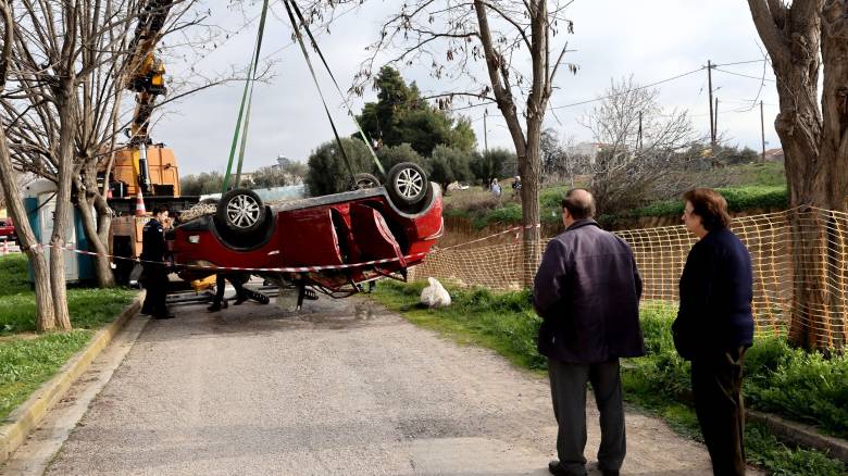 Τροχαίο στο Μενίδι: Χωρίς τις αισθήσεις της ανασύρθηκε γυναίκα - Έπεσε στο ρέμα