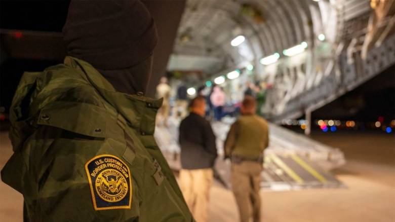 Η Κολομβία στέλνει στρατιωτικό αεροπλάνο στις ΗΠΑ για να παραλάβει περισσότερους από 100 απελαθέντες