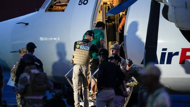 Υποχωρεί η Κολομβία στην υποδοχή μεταναστών υπό τον φόβο αμερικανικών δασμών