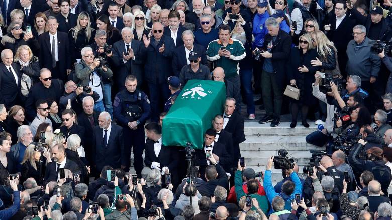 Συγκλονιστικές στιγμές στο τελευταίο αντίο του Δομάζου - Πλήθος κόσμου αποχαιρέτησε τον «στρατηγό»