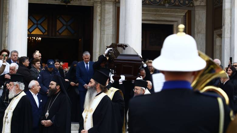 Πλήθος κόσμου συνοδεύει το σκήνωμα του Αναστάσιου στην πορεία προς τα Τίρανα