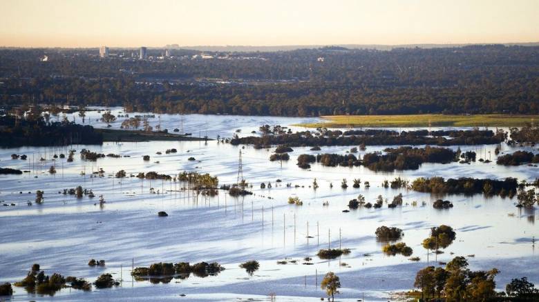 Νεκρή γυναίκα στην Αυστραλία από τις πλημμύρες - Προειδοποίηση για τους κροκόδειλους από τις αρχές