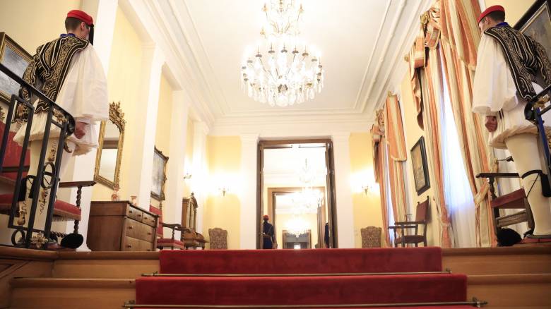 Κυβερνητικές πηγές: Το ΠΑΣΟΚ εργαλειοποιεί την τραγωδία των Τεμπών