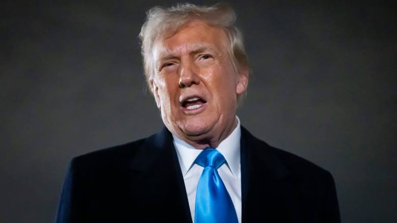 Ντόναλντ Τραμπ: «Παγώνει» τους δασμούς στις εισαγωγές από τον Καναδά και το Μεξικό