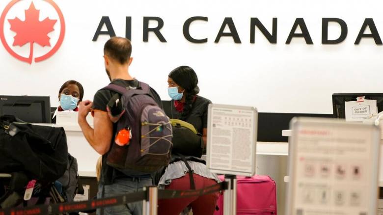 Οι Καναδοί ακυρώνουν ταξίδια και μποϊκοτάρουν τα αμερικανικά προϊόντα μετά τους δασμούς Τραμπ