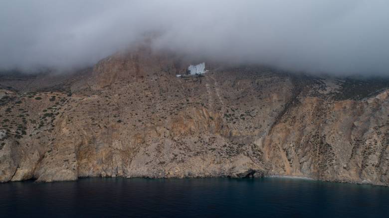 Μπαράζ σεισμικών δονήσεων στις Κυκλάδες -  Κατολισθήσεις στην Καλντέρα
