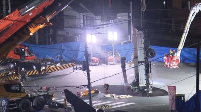 Ιαπωνία: Παγιδευμένος για 7η μέρα ο οδηγός στην τρύπα που «κατάπιε» το φορτηγό του