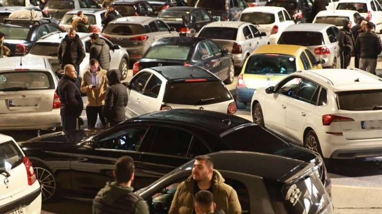 «Δεν επιστρέφουμε μέχρι να είμαστε ασφαλείς»: Τι λένε οι κάτοικοι που εγκαταλείπουν τη Σαντορίνη