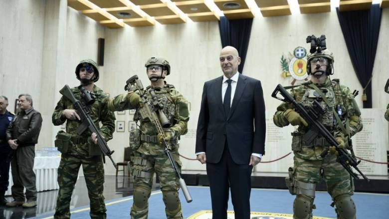 «Σύγχρονος μαχητής»: Νέα στολή για τον Έλληνα στρατιώτη του 21ου αιώνα παρουσίασε ο Δένδιας