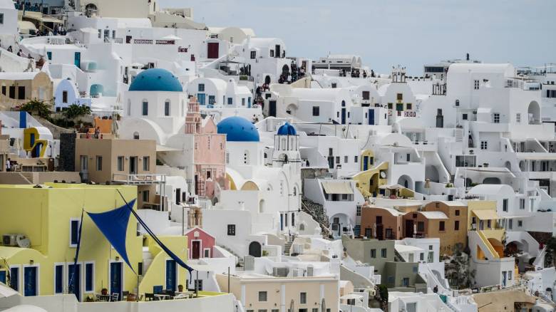 «Άδειασε το ελληνικό νησί του Instagram»: Tα διεθνή δίκτυα για τους σεισμούς στη Σαντορίνη