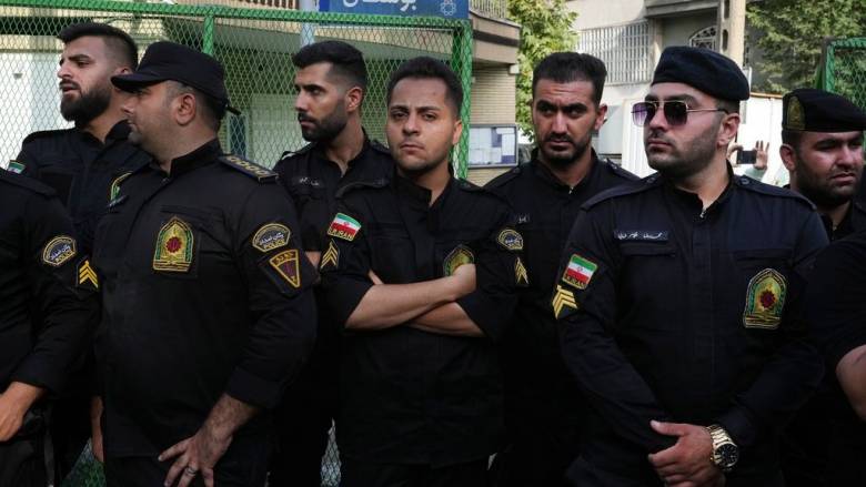 Γυναίκα στο Ιράν διαμαρτύρεται γυμνή πάνω σε περιπολικό - Τι λένε οι Αρχές