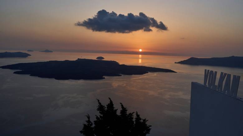 Μπαράζ σεισμών στη Σαντορίνη - Tα σενάρια για την επόμενη ημέρα και οι γρίφοι