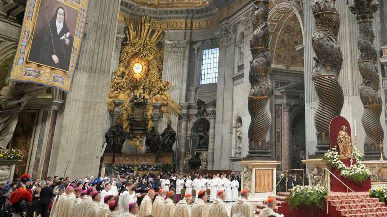 Βατικανό: Άνδρας βανδάλισε τη Βασιλική του Αγίου Πέτρου - Πέταξε κηροπήγια του 19ου αιώνα