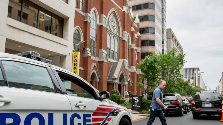 Χάος σε εκκλησία στην Ουάσιγκτον - Πιστός επιτέθηκε και γρονθοκόπησε ιερέα