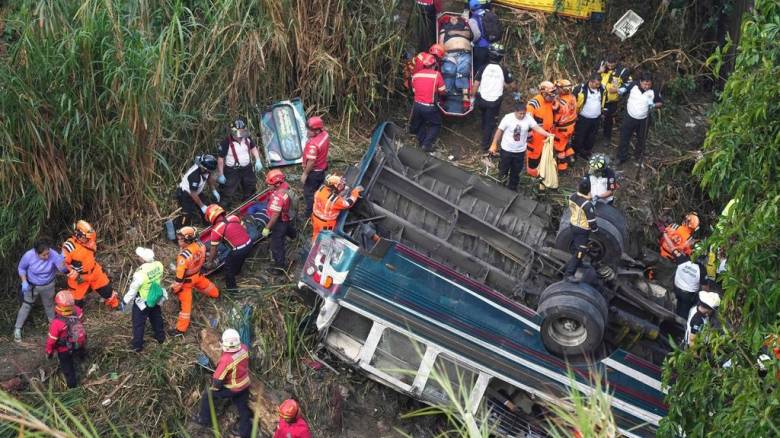 Τουλάχιστον 51 νεκροί από πτώση λεωφωρείου σε ρυάκι στη Γουατεμάλα