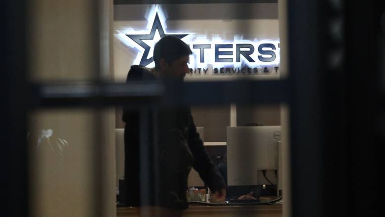 Τέμπη: Διπλή η έφοδος της ΕΛΑΣ - Φύλλο και φτερό η εταιρεία security σε Αθήνα και Πλαταμώνα