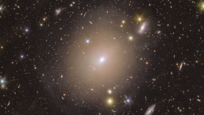 Έναν τέλειο «δακτύλιο Αϊνστάιν» γύρω από κοντινό μας γαλαξία ανακάλυψαν οι αστρονόμοι