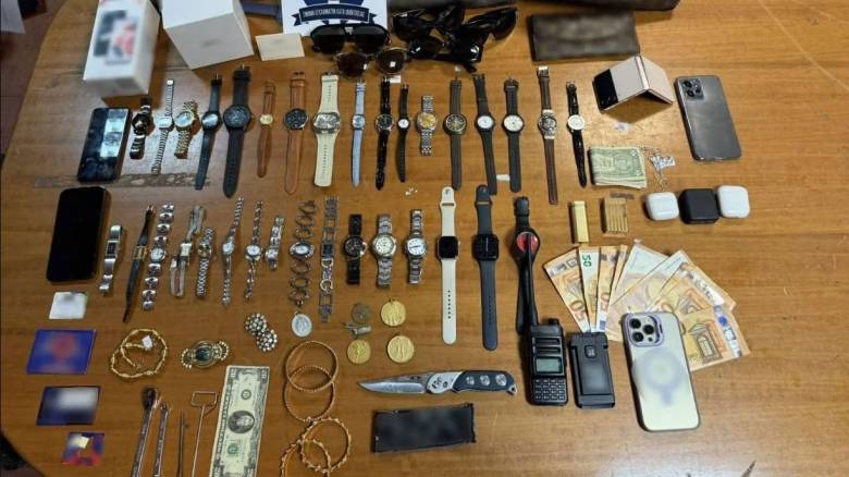 Οικιακή βοηθός «ξάφρισε» κοσμήματα και ασημικά από το σπίτι που εργαζόταν στην Αθήνα