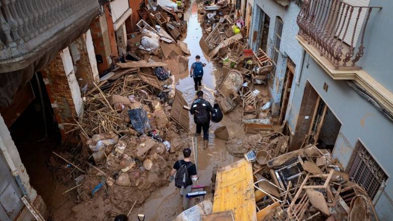 Ισπανία: Άδειες παραμονής και εργασίας σε 25.000 μετανάστες που επλήγησαν από τις πλημμύρες