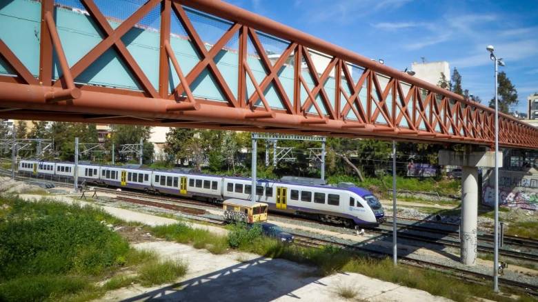 Παρολίγον παράσυρση μηχανής σε σιδηροδρομική διάβαση στα Σεπόλια  - Συνελήφθη ο φύλακας