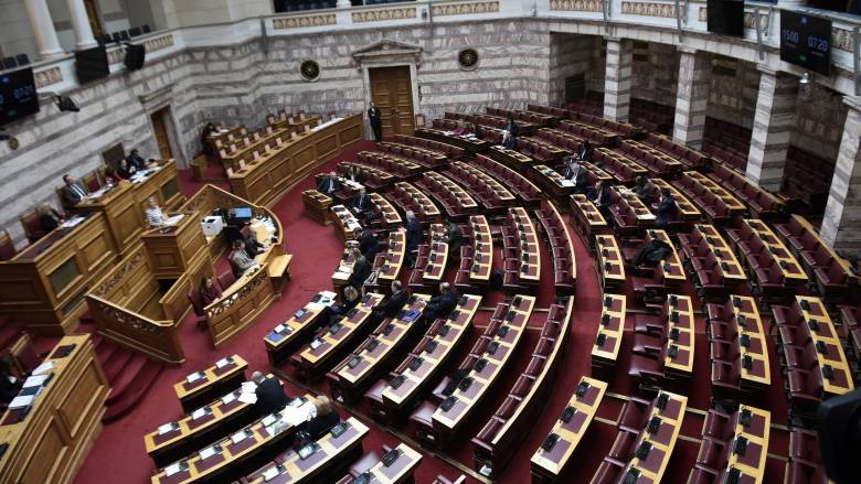 Σκληρή κόντρα στη Βουλή στον απόηχο του πορίσματος του ΕΟΔΑΣΑΑΜ