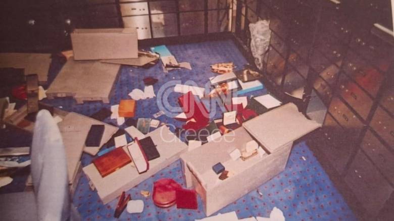 Τα φωτογραφικά ντοκουμέντα από το «ριφιφί» σε τράπεζα της Κηφισιάς το 2008