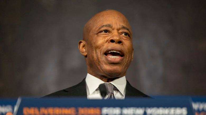 New York Times: Ο δήμαρχος της Νέας Υόρκης Άνταμς συζητά τη μεταπήδησή του στους Ρεπουμπλικάνους