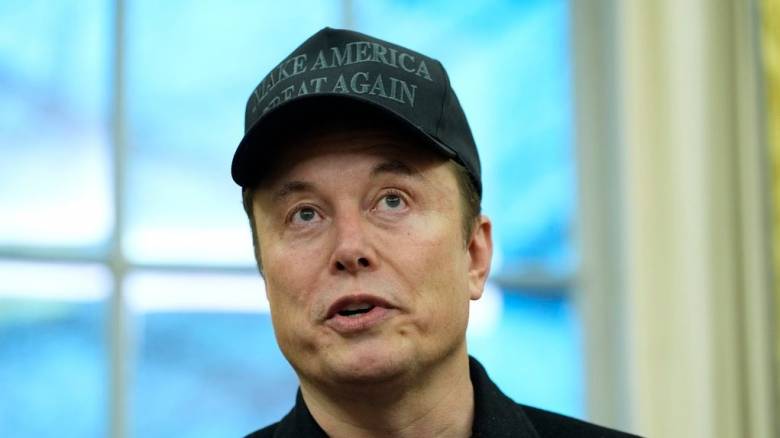 Ίλον Μασκ: Κάτω από τα 300 δισ. δολάρια η περιουσία του