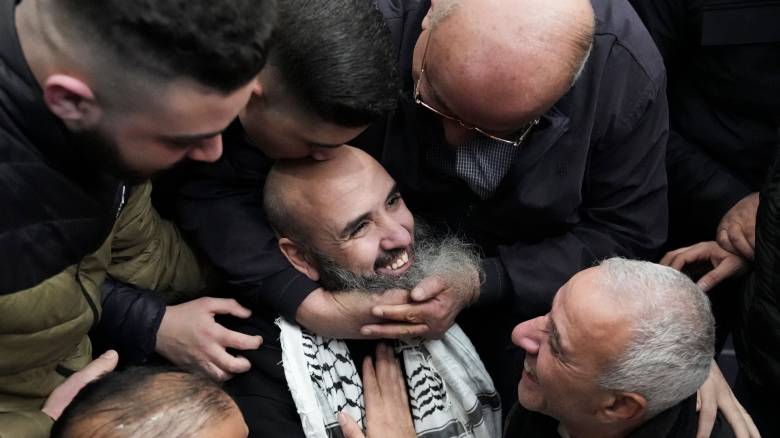 Απελευθερώνονται οι Παλαιστίνιοι κρατούμενοι - Συγκίνηση στη Ραμάλα