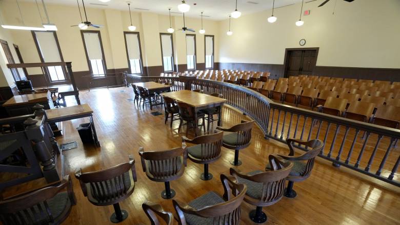 Ο Τραμπ προσφεύγει στο Ανώτατο Δικαστήριο για την απόλυση επικεφαλής αμερικανικής υπηρεσίας