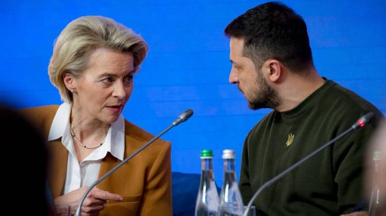 Ο «θεατής» Ζελένσκι και οι συνομιλίες ΗΠΑ, Ρωσίας διά μέσου Ευρώπης - Το αμυντικό πακέτο στο τραπέζι