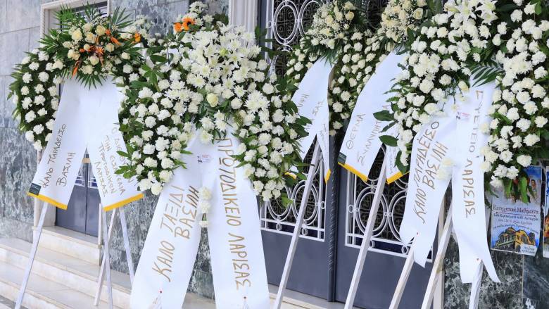 Θλίψη στην κηδεία του Βασίλη Καλογήρου: «Να έχετε ευλογία στη ζωή σας» δήλωσε συντετριμμένη η μητέρα