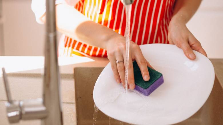 «Παράδεισος» για βακτήρια το σφουγγάρι της κουζίνας – Πόσο επικίνδυνο είναι, τι μπορούμε να κάνουμε