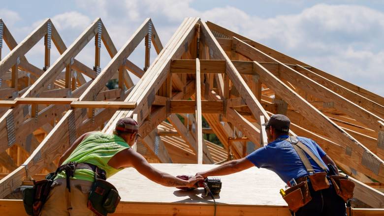 Ο Τραμπ βάζει δασμούς και στην ξυλεία - Πλήγμα για τις κατασκευές στις ΗΠΑ